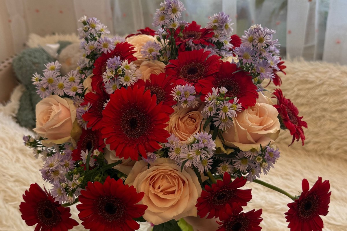 Brautstrauß mit Dahlien, Gerbera und Rosen in Bordeaux und Beerenrot